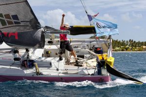 Alexandre Ozon sur son bateau après avoir gagné la Transquadra 2018