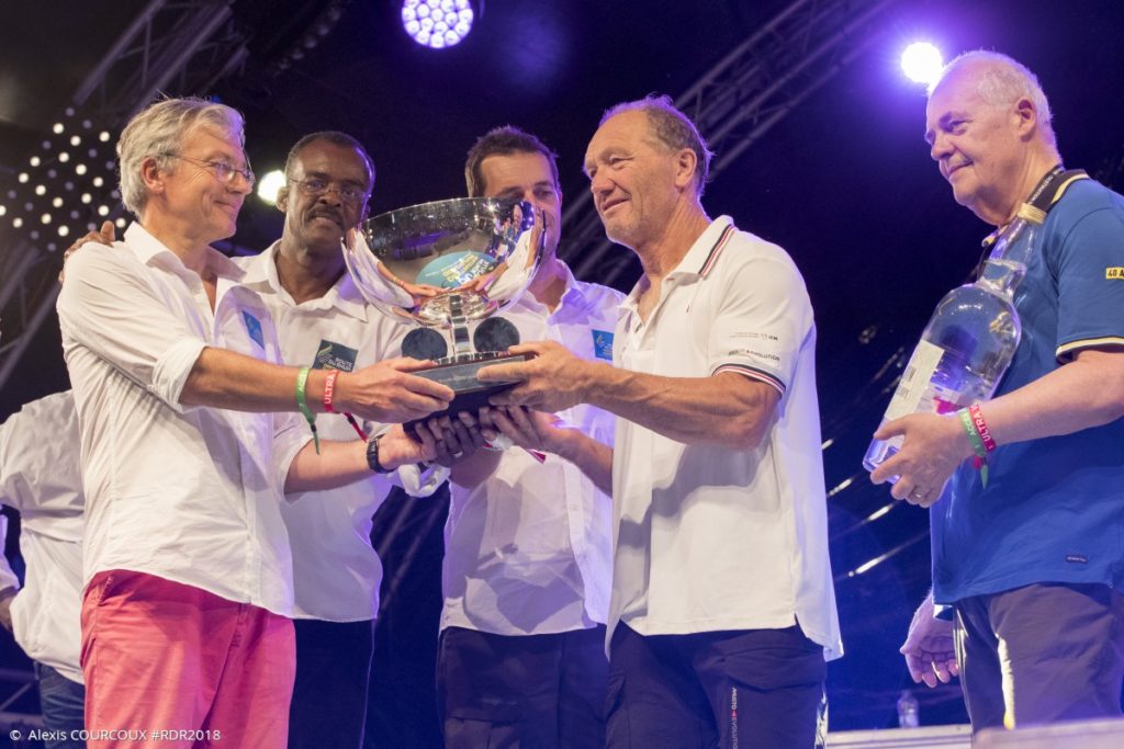 Francis Joyon reçoit sa coupe Route du Rhum